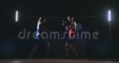 漂亮的拳击手女子训练拳打脚踢在健身室激烈的力量适合身体跆拳道系列